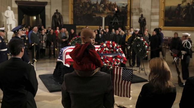 Washington Mengesampingkan Ego dalam Pemakaman Bush