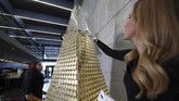 Bekerja sama dengan Austrian Mint, pohon setinggi tiga meter itu dirampungkan hanya dalam waktu 60 menit. (REUTERS/Michael Dalder)