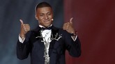 Kylian Mbappe mendapat Kopa Trophy atau pemain muda terbaik yang merupakan penghargaan perdana di Ballon d'Or. (REUTERS/Benoit Tessier)
