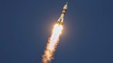 Roket ini membawa lebih dari satu ton perlengkapan logistik menuju ISS. (REUTERS/Shamil Zhumatov)
