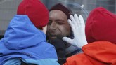 Anggota kru Stasiun Luar Angkasa Internasional (ISS) David Saint-Jacques dari Kanada mendekat ke bus sebelum peluncuran dilakukan. (Maxim Shipenkov/REUTERS)