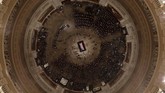 Warga dapat memberikan penghormatan terakhir di Gedung Capitol hingga Rabu. (Morry Gash/Pool via Reuters)