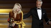 Mantan pemain PSG dan Tottenham Hotspur David Ginola memberikan penghargaan Ballon d'Or Wanita kepada penyerang klub wanita Olympique Lyonnais Ada Hegerberg. (REUTERS/Benoit Tessier)