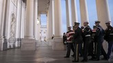 Jasad mantan Presiden Amerika Serikat, George HW Bush, tiba di Washington untuk disemayamkan di kompleks kantor Kongres, Gedung Capitol, selama tiga hari sejak Senin (3/12). (Win McNamee/Pool via Reuters)