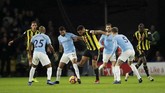 Striker Watford Troy Deeney dikepung para pemain Manchester City. Meski bermain di kandang, Watford kalah dominan dari tim tamu. (Reuters/Andrew Boyers)