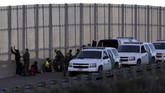 Para imigran terpaksa nekat lantaran bosan menunggu kepastian kapan mereka boleh melintas ke AS. (REUTERS/Alkis Konstantinidis)