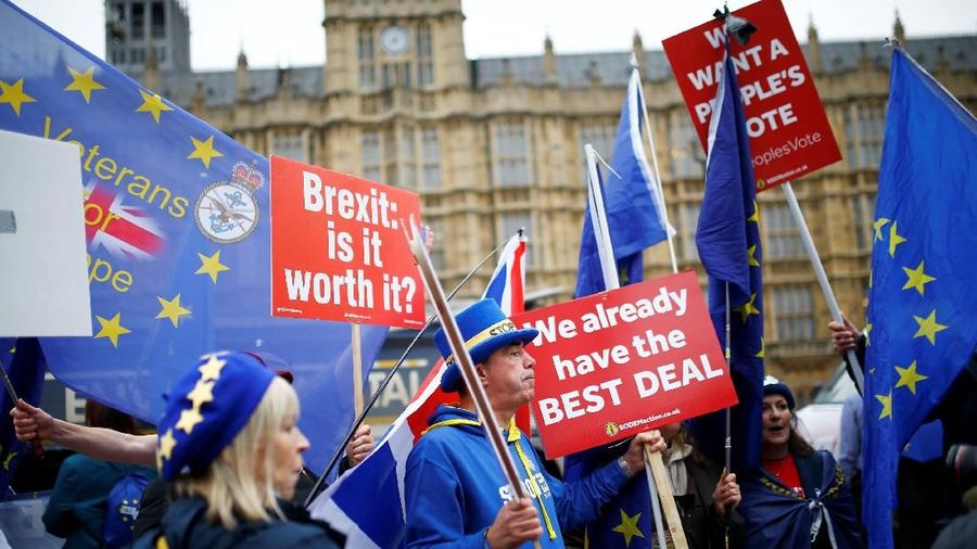 May menghadapi kritik keras. Tidak hanya dari dalam partainya sendiri, tetapi juga dari pendukung dan penentang Brexit.