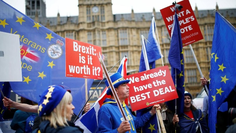 May menghadapi kritik keras. Tidak hanya dari dalam partainya sendiri, tetapi juga dari pendukung dan penentang Brexit.