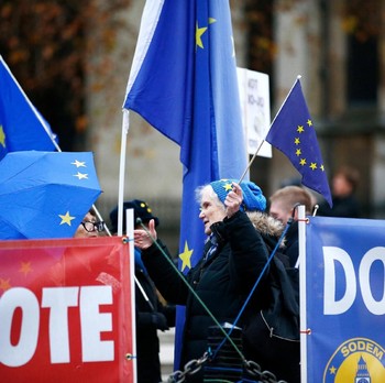 Pendukung Pro & Anti-Brexit Beraksi di Depan Gedung Parlemen