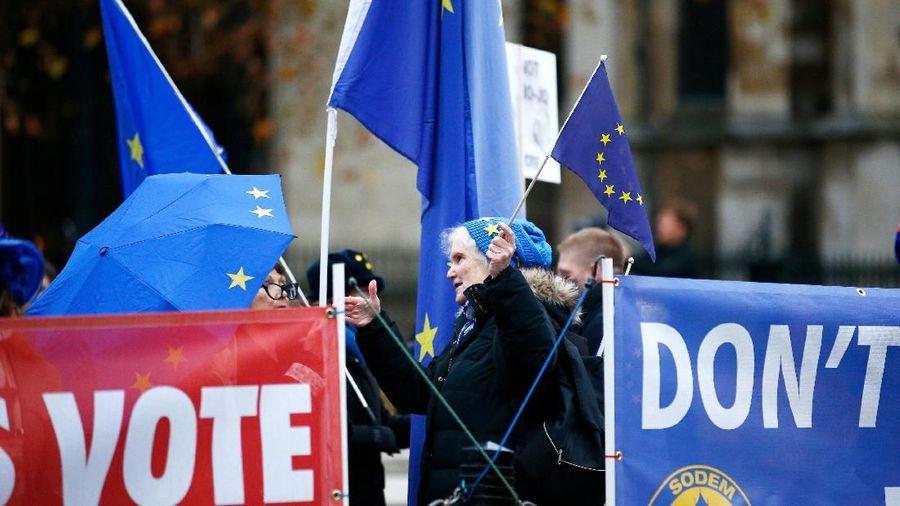May menghadapi kritik keras. Tidak hanya dari dalam partainya sendiri, tetapi juga dari pendukung dan penentang Brexit.