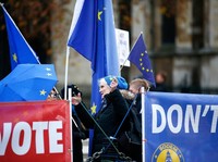 Pendukung Pro & Anti-Brexit Beraksi di Depan Gedung Parlemen