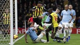 Gelandang Watford Abdoulaye Doucoure mencetak gol memperkecil ketinggalan jadi 1-2 memanfaatkan kemelut di pertahanan Watford. (REUTERS/David Klein)