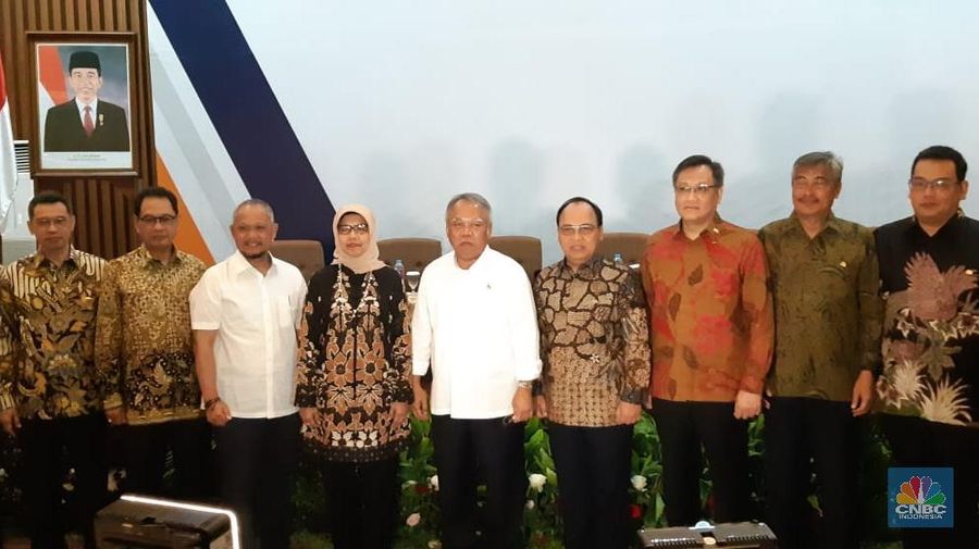 Basuki menilai revitalisasi perlu dilakukan terhadap industri jalan tol agar dapat berperan dalam pelayanan masyarakat.