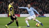 Gelandang Manchester City David Silva mencoba melewati Watford Kiko Femenia. Silva digantikan oleh Ilkay Guendogan pada menit ke-73. (REUTERS/David Klein)