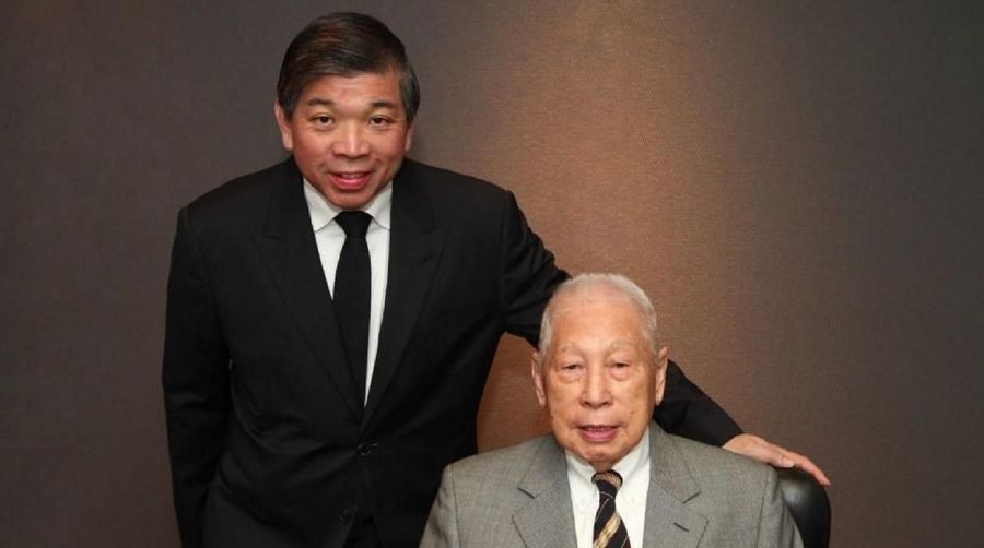 Teo Siong Seng (kiri), ketua eksekutif, dan Chang Yun Chung, pendiri dan ketua emeritus Pacific International Lines. (Pacific International Lines via CNBC.com)