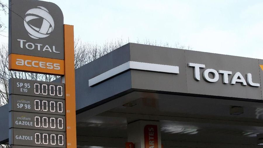 A empty price board with zeros indicates that no gas is available at a Total petrol station, as a more than two-week long yellow vest protest over fuel tax hikes impacts fuel reserves and distribution, in Nantes, France, December 4, 2018. REUTERS/Stephane Mahe