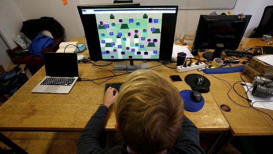 Slovenian NGO member plays a video game created to put players in the shoes of the migrants on the Balkan route and call the Slovenian government to remove the razor wire fence erected at the border between Slovenia and Croatia in Ljubljana, Slovenia, December 3, 2018. Picture taken December 3, 2018.REUTERS/Borut Zivulovic