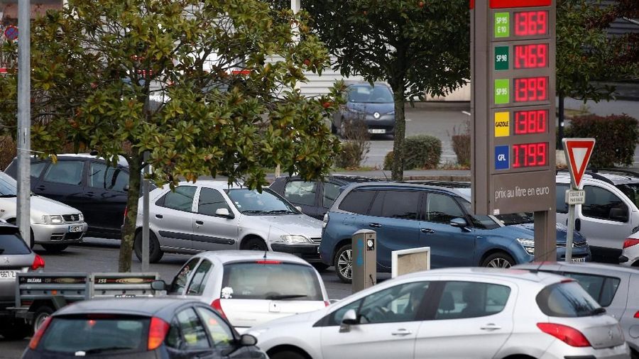 Cars queue to get gas at a petrol station as a more than two-week long yellow vest protest over fuel tax hikes impacts fuel reserves and distribution, in Saint-Sebastien-sur-Loire near Nantes, France, December 4, 2018. REUTERS/Stephane Mahe