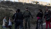 Sejumlah imigran sempat berhasil menerobos pagar perbatasan di Meksiko, tetapi kemudian ditangkap penjaga perbatasan AS. (REUTERS/Alkis Konstantinidis)