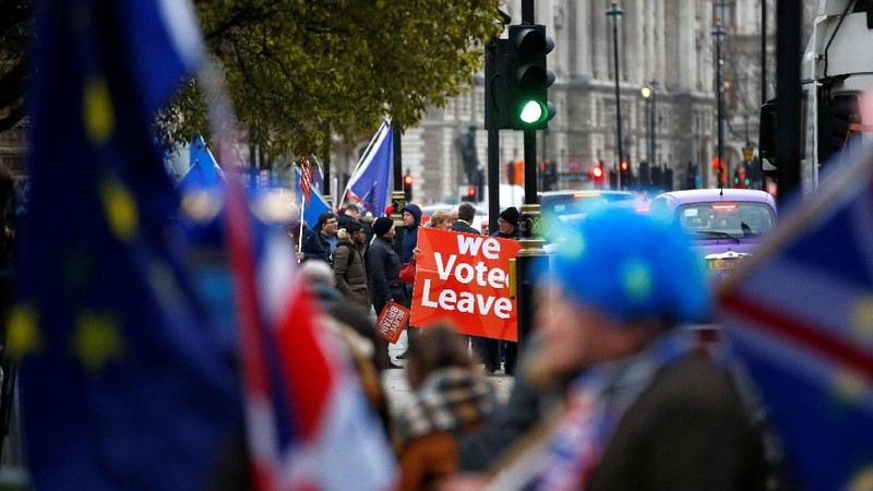 May menghadapi kritik keras. Tidak hanya dari dalam partainya sendiri, tetapi juga dari pendukung dan penentang Brexit.