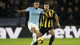 Penyerang Manchester City Gabriel Jesus selalu dijaga ketat pemain Watford, termasuk oleh Craig Cathcart. (REUTERS/David Klein EDITORIAL)