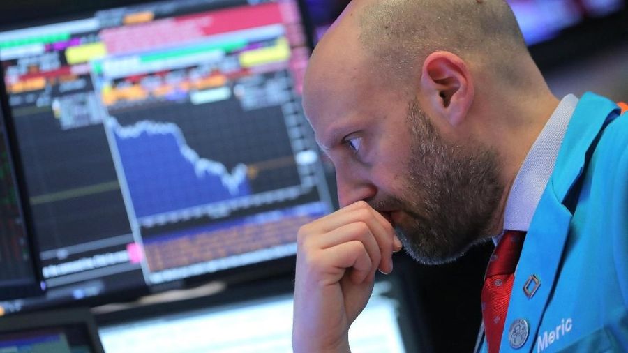 Traders work on the floor at the New York Stock Exchange (NYSE) in New York City, New York, U.S., December 4, 2018.  REUTERS/Brendan McDermid