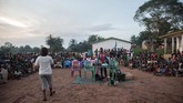 Didukung oleh UNICEF, bioskop berjalan ini disebut telah berkeliling Republik Afrika Tengah sejak April 2018 untuk mendistribusikan film-film edukasional kepada mereka yang tak memiliki akses. (Photo by FLORENT VERGNES / AFP)