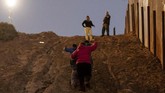 Kebijakan 'America First' yang selalu didengungkan Trump membuat pemerintahannya dan imigrasinya tidak ramah terhadap pendatang. (REUTERS/Alkis Konstantinidis)