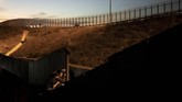 Meksiko memilih mendeportasi sejumlah imigran dari Amerika Tengah dengan alasan membuat kerusuhan. (REUTERS/Alkis Konstantinidis TPX IMAGES OF THE DAY)