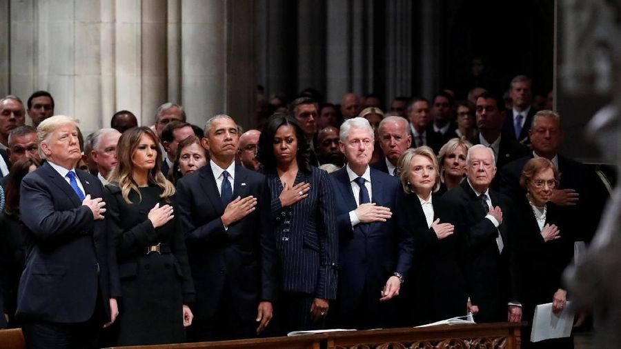 Presiden AS Donald Trump, wanita pertama Melania Trump, mantan Presiden Barack Obama, mantan ibu negara Michelle Obama, mantan Presiden Bill Clinton, mantan Menteri Luar Negeri Hillary Clinton, mantan Presiden Jimmy Carter dan mantan wanita pertama Rosalynn Carter berpartisipasi dalam Pemakaman Negara untuk mantan Presiden George HW Bush, di National Cathedral, Rabu, 5 Desember 2018 di Washington. Alex Brandon / Pool melalui REUTERS U.S. President Donald Trump, first lady Melania Trump, former President Barack Obama, former first lady Michelle Obama, former President Bill Clinton, former Secretary of State Hillary Clinton, former President Jimmy Carter and former first lady Rosalynn Carter participate in the State Funeral for former President George H.W. Bush, at the National Cathedral, Wednesday, Dec. 5, 2018 in Washington. Alex Brandon/Pool via REUTERS