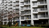 Seorang warga terlihat duduk di komplek apartemen sepi di Distrik Ojamachi, Sakura, Prefektur Chiba, Jepang. Tahun ini jumlah populasi di Sakura tercatat hanya sebanyak 175 ribu yang didominasi oleh warga berusia 65 tahun ke atas.