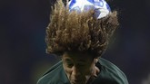 Gelandang AS Monaco, Han Noah Massengo, menyundul bola dalam pertandingan Liga Champions Grup A melawan Atletico Madrid di Stadion Wanda Metropolitano di Madrid. (Photo by OSCAR DEL POZO / AFP)
