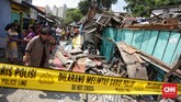 Tak ada korban jiwa dalam kejadian ini. Namun rumah warga rusak tertimpa crane yang ambruk tersebut. (CNN Indonesia/ Hesti Rika)