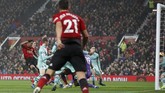 Lima menit berselang, Manchester United memberi jawaban lewat gol balasan yang dicetak oleh Anthony Martial. (REUTERS/Carl Recine)