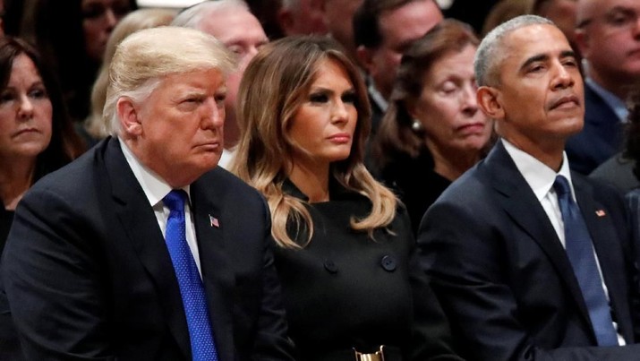 Presiden Donald Trump, wanita pertama Melania Trump dan mantan Presiden Barack Obama mendengarkan sebagai mantan Perdana Menteri Kanada Brian Mulroney berbicara selama Pemakaman Negara di Katedral Nasional, Rabu, 5 Desember 2018, di Washington, untuk mantan Presiden George H.W. Semak. Alex Brandon / Pool melalui REUTERS President Donald Trump, first lady Melania Trump and former President Barack Obama listen as former Canadian Prime Minister Brian Mulroney speaks during a State Funeral at the National Cathedral, Wednesday, Dec. 5, 2018, in Washington, for former President George H.W. Bush. Alex Brandon/Pool via REUTERS