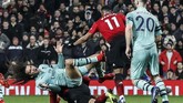 Setelah bermain imbang 1-1 di babak pertama, duel Manchester United vs Arsenal berlangsung sengit di babak kedua. (Reuters/Carl Recine)