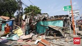 Kerugian akibat crane ambruk tersebut belum bisa diperkirakan. Polisi masih menyelidiki kasus ini. (CNN Indonesia/ Hesti Rika)
