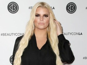 Jessica Simpson Minum Sperma Ular demi Jaga Suara Tetap Indah