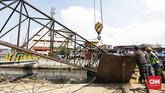 Polisi menduga penyebab crane ambruk karena tali lepas saat beroperasi melebarkan Kalu Sunter. (CNN Indonesia/ Hesti Rika)