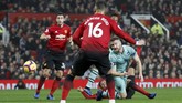 Arsenal lebih dulu unggul 1-0 lewat Shkodran Mustafi di menit ke-26. Sundulan Mustafi tidak bisa ditangkap dengan sempurna oleh David De Gea. (REUTERS/Darren Staples)