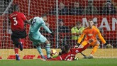 Arsenal kembali berhasil memimpin pertandingan di menit ke-68 lewat pemain pengganti Alexandre Lacazette. Gol ini bermula dari kesalahan umpan Chris Smalling di daerah pertahanan Manchester United. (REUTERS/Darren Staples)