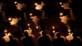 Katedral Salisbury merayakan awal mula pekan Advent dengan menyalakan lilin dan prosesi