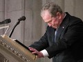 Tawa dan Tangis George W Bush dalam Pidato Pemakaman Ayahnya