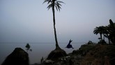 Seorang perempuan bermain di pinggiran pantai Pulau Ghoramara, India. Menurut para tetua, penduduk pulau yang merupakan bagian dari delta Sudarbans di Teluk Bengal itu jumlahnya telah menyusut hingga separuh. (REUTERS/Rupak De Chowdhuri)