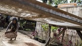 Dalam menjalankan produksinya, Sahnawi turut dibantu ibunya, Jumaira, yang berumur 100 tahun, serta anaknya Rizki. Mereka meneruskan tradisi pembuatan kopi yang menghasilkan kopi bercita rasa tersendiri. (ANTARA FOTO/M Agung Rajasa)