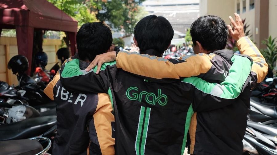 Tim 10 yang merupakan perwakilan asosiasi driver ojek online (ojol) menuntut tarif ideal batas bawah Rp 2.400/km.
