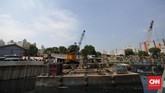 Crane menimpa rumah warga yang berada di bawahnya. Akibatnya tiga orang terluka tertimpa reruntuhan. (CNN Indonesia/ Hesti Rika)