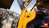 Crane yang ambruk tersebut tengah beroperasi untuk melebarkan Sungai Sunter di kawasan Kemayoran, Jakarta Pusat. (CNN Indonesia/ Hesti Rika)