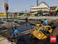 Crane Ambruk di Kali Sentiong Bagian Proyek Dinas SDA