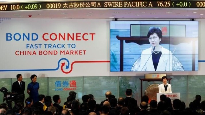 Chief Executive Hong Kong Carrie Lam berbicara pada upacara pembukaan Bond Connect di Hong Kong Exchanges di Hong Kong, China 3 Juli 2017. REUTERS / Bobby Yip